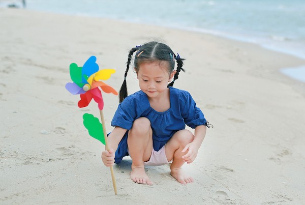 Enfant avec MOULIN À VENT